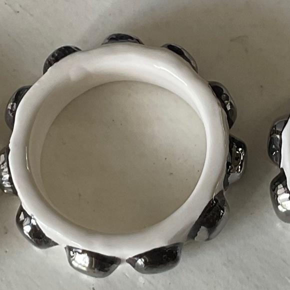 STUDIO B WHITE/SILVER NAPKIN RINGS - CONTEMPORARY NWB - Picture 7 of 9